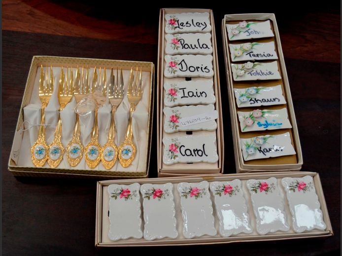 SET OF 6 GOLD PLATED CAKE FORKS & SET OF 3 NAME PLACE HOLDERS