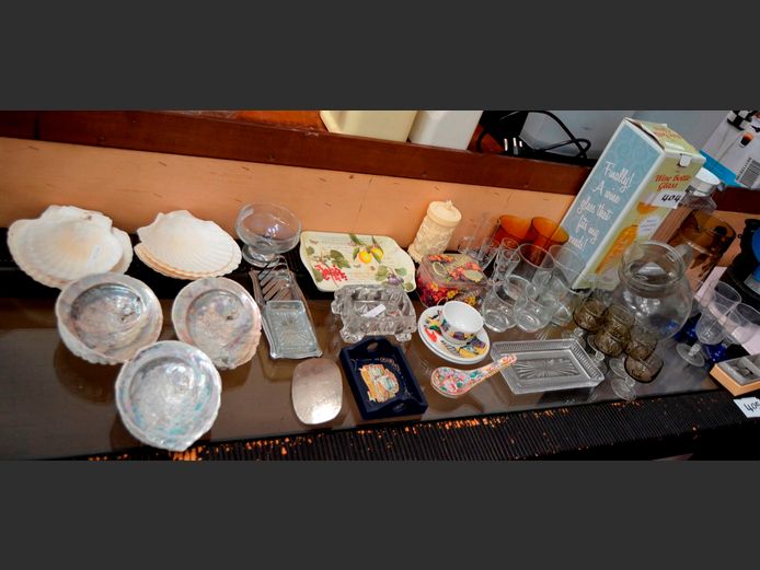 GLASS JUGS, SCALLOP SHELLS, SNACK PLATES, DRINKING GLASSES, etc