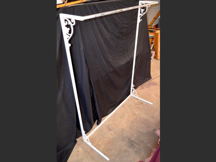 WHITE METAL CLOTHING RAIL, 155 x 55 x 199cm