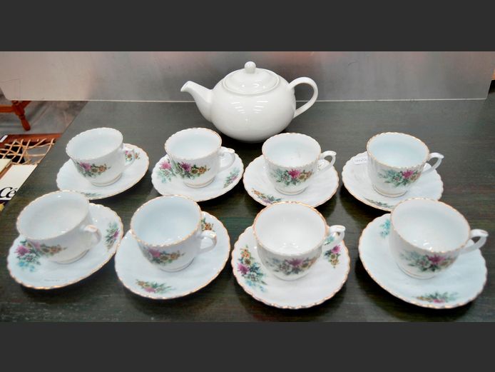 SET OF 8 CHINA CUPS & SAUCERS & A MAXWELL WILLIAMS TEAPOT