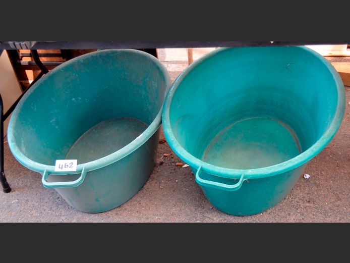 LOT: 2 x GREEN PLASTIC BASINS