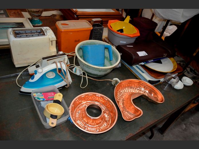 JELLY MOULDS, IRON, SAFEWAY 2-SLICE TOASTER, ELECTRIC CARVING KNIFE, CHOPPING BOARDS, etc [Switch on]