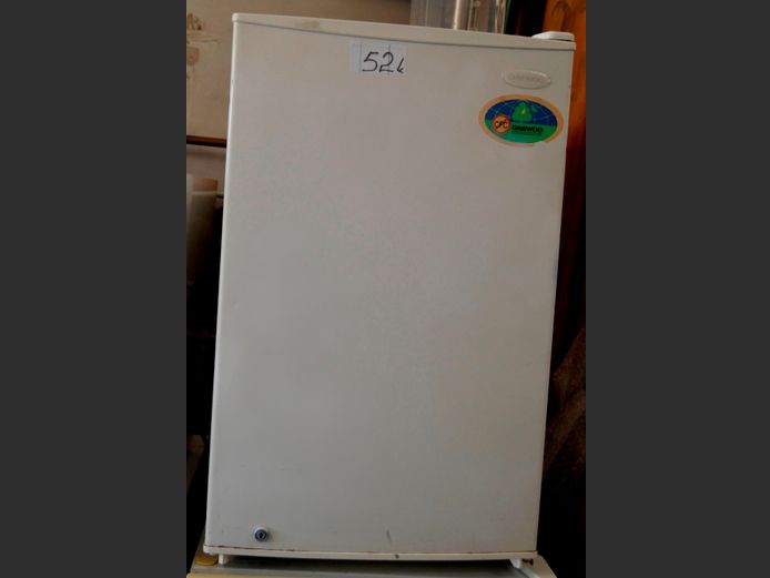 DAEWOO 90 LITRE BAR FRIDGE [Getting cold]