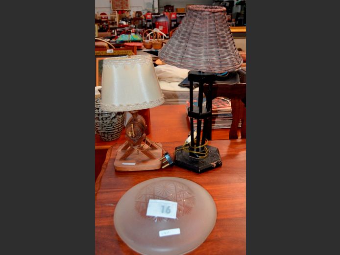 VINTAGE GLASS LIGHT SHADE & 2 x LAMPS WITH SHADES