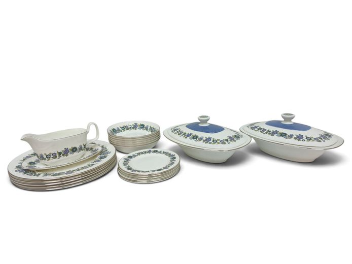 1970s Royal Doulton English Fine Bone China Dinner Service - "Esprit" Pattern