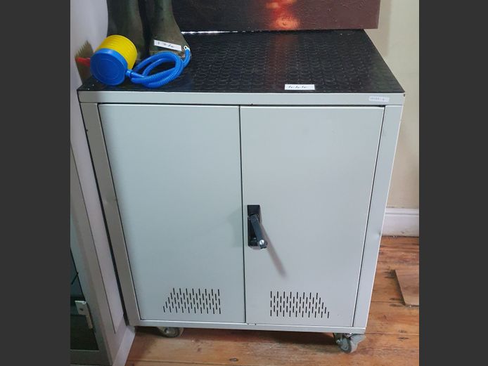 GREY METAL 2-DOOR SERVER CABINET ON CASTORS, 77 x 65 x 95cm