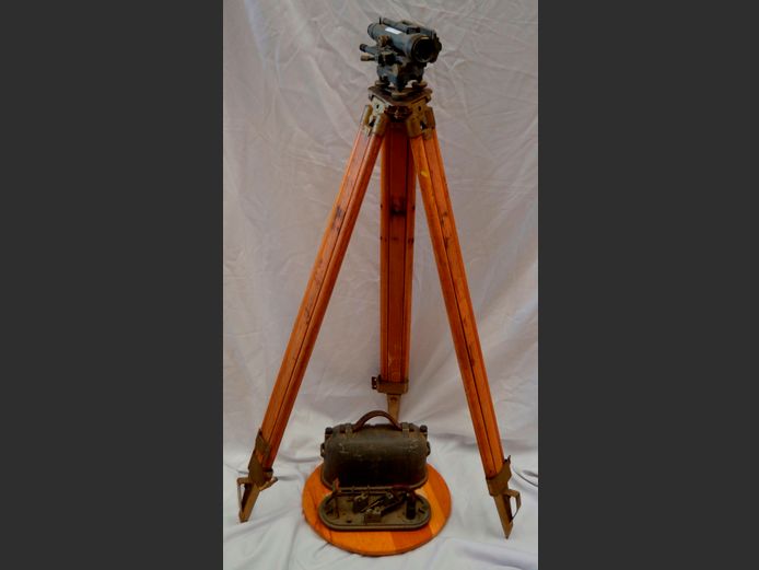 ANTIQUE 1940's SURVEYOR'S TELESCOPE ON TRIPOD