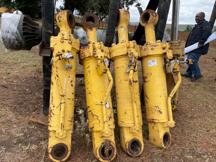 Komatsu D375-5  Cylinders x 6