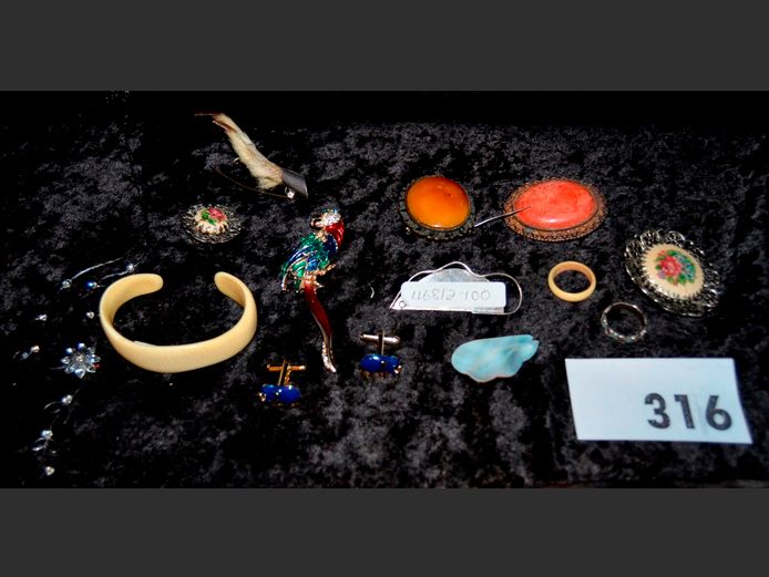 COLLECTION VINTAGE JEWELLERY: BROOCHES, RINGS, CUFFLINKS, etc