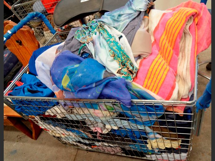 LOT: CLOTHING & TOWELS [Excl. Bin]