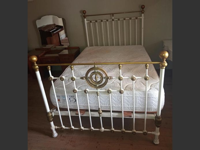 ANTIQUE VICTORIAN QUEEN SIZE BED & MATTRESS WITH BRASS DETAIL