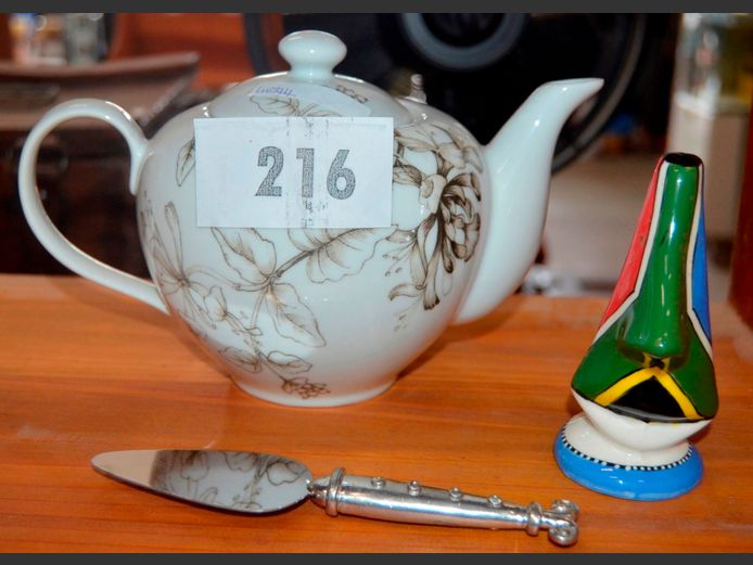 CARROL BOYES CAKE LIFT, SABI CHI LIVING TEAPOT WITH LID, etc