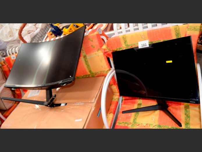 LOT OF 2 SAMSUNG MONITORS: 32" & 24" [Switch on, damaged]