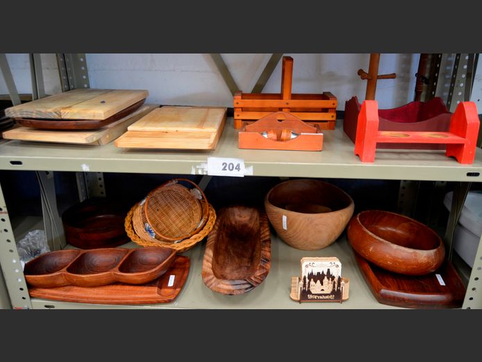 LOT ON 2 SHELVES: WOODEN BOWLS, SNACK PLATTERS, WOODEN CHOPPING BOARDS, SALT & PEPPER CADDY, etc