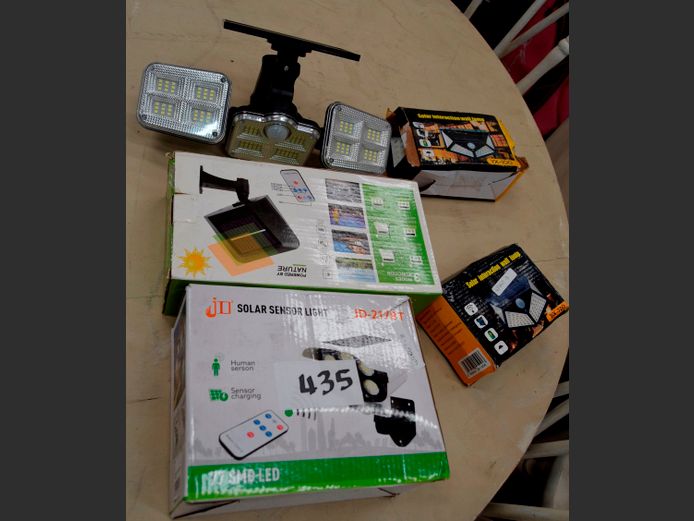 LOT: SOLAR SECURITY & SENSOR LIGHTS [Untested]
