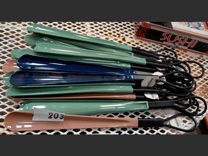 LOT: SHOE HORNS