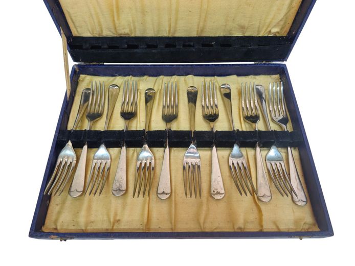 Cased Set of 12 Vintage Silver-Plated Table / Dinner Forks