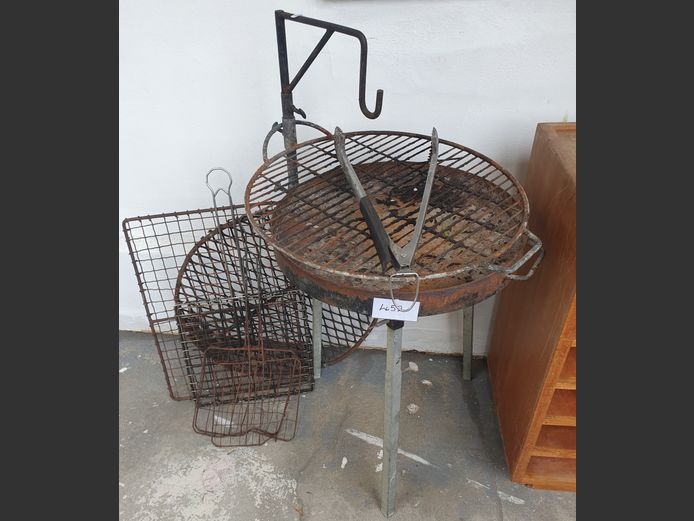 BRAAI ON STAND WITH GRIDS