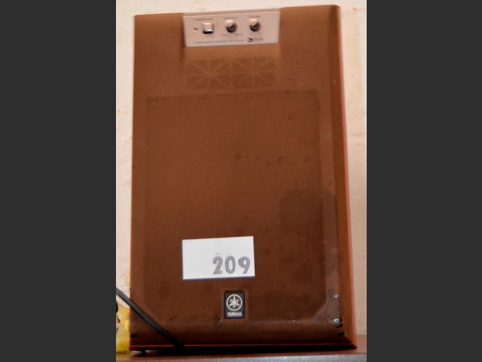 YAMAHA SUBWOOFER [Switches on, untested further]