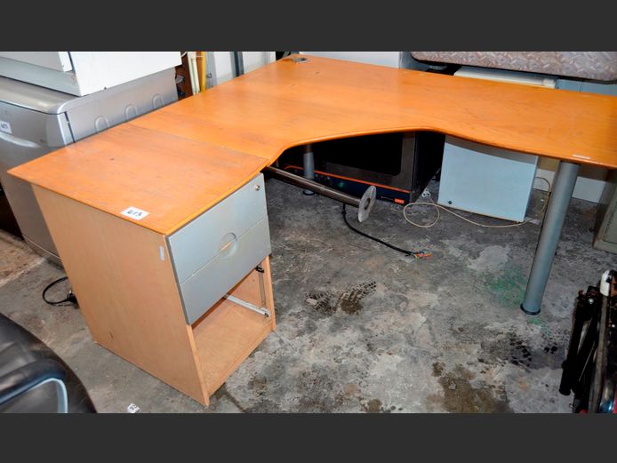 OAK L-SHAPED DESK WITH 2-DRAWER PEDESTAL, 160 x 160 x 72cm [Scratched]