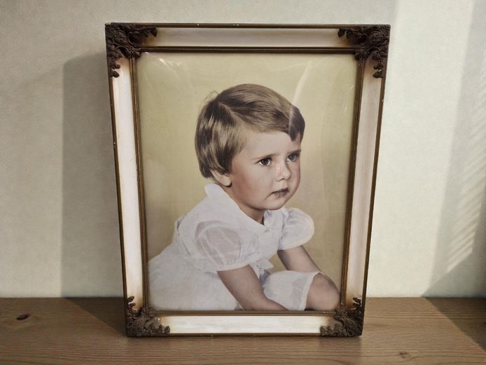 Antique Portrait Frame with Convex Glass & Metal Corner Mounts 