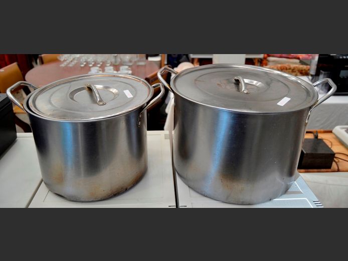 LOT: 2 x STAINLESS STEEL POTS WITH LIDS, 30cm Diameter x 21cm High & 25cm Diameter x 19cm High