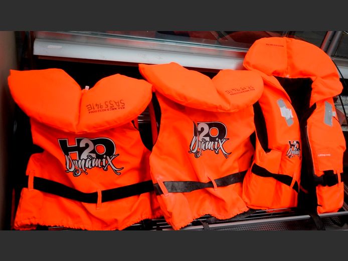 LOT OF 3: H20 DYNAMIX LIFE JACKETS [2 x Large; 1 x Small]