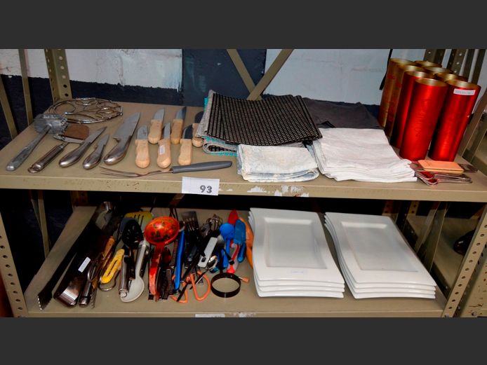 LOT ON 2 SHELVES: PLATES, CUTLERY, KITCHEN UTENSILS, PLACEMATS, etc
