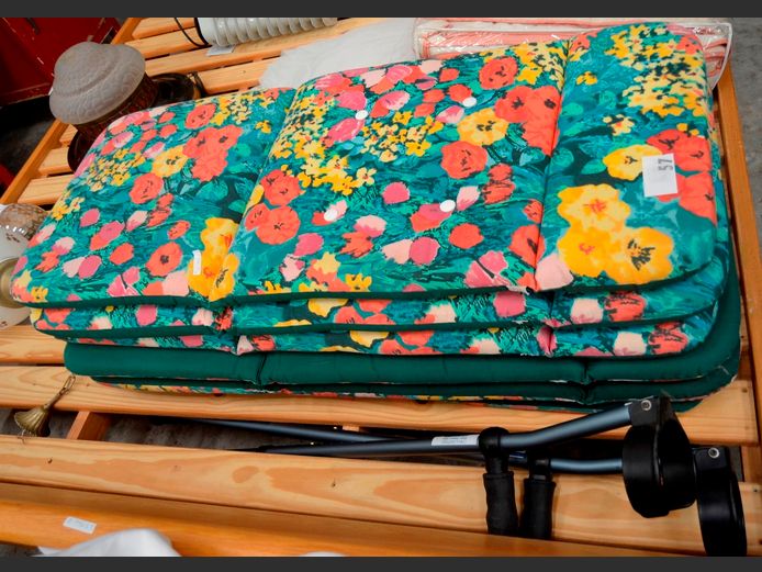 SET OF 6 PATIO CHAIR CUSHIONS & PAIR CRUTCHES [9,11]