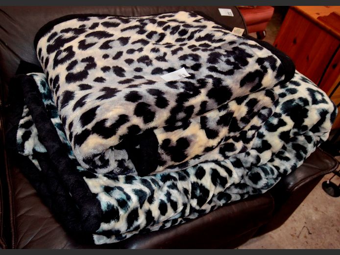 LOT: 2 x LEOPARD PRINT THICK BLANKETS