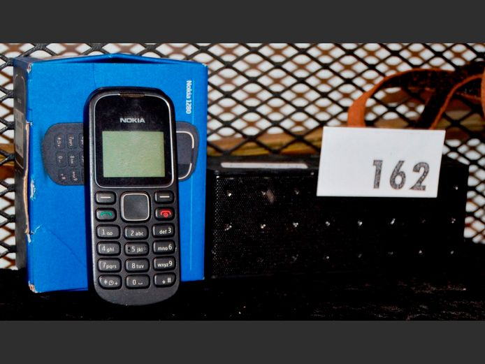 LOT: NOKIA CELLPHONE & SHOX PORTABLE SPEAKER [Untested]