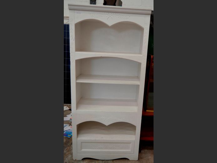 WHITE PAINTED 4-TIER BOOKSHELF, 85 x 47.5 x 188cm [#: 415798271]
