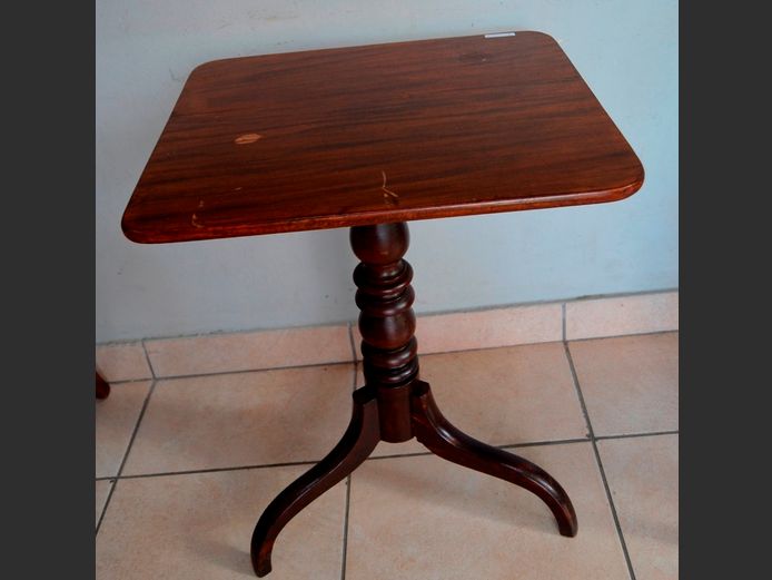 ANTIQUE MAHOGANY TILT TOP TABLE ON TRIPOD BASE, 55 x 47.5 x 72cm [Mark to top]