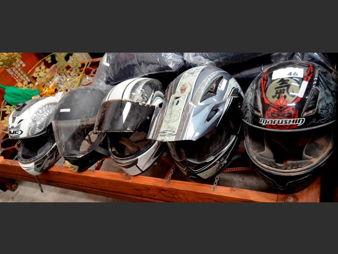 LOT: 5 x MOTORBIKE HELMETS