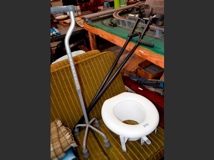 LOT: WALKING STICKS, CRUTCHES & A TOILET RISER