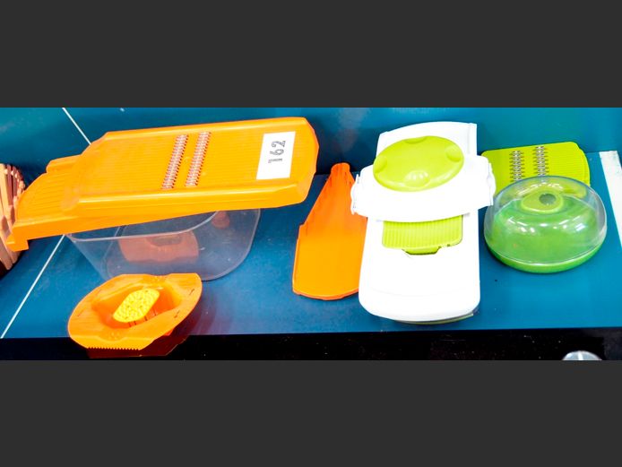 LOT: 2 x MANDOLINES & AN AVO STORAGE CONTAINER