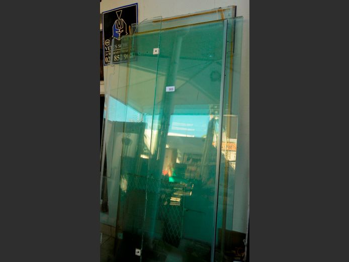 LOT: GLASS SHOWER PANELS