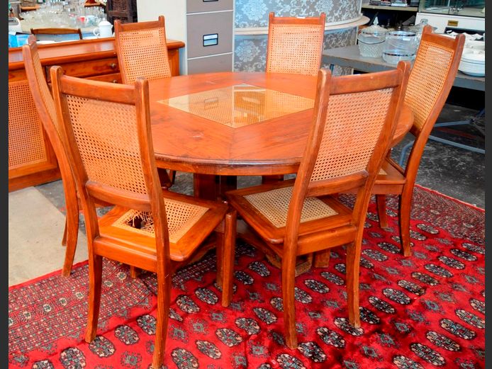 PINE & RATTAN CIRCULAR DINING TABLE WITH 6 MATCHING CHAIRS, 149cm Diameter x 73cm High [Rattan to seats needs attention]