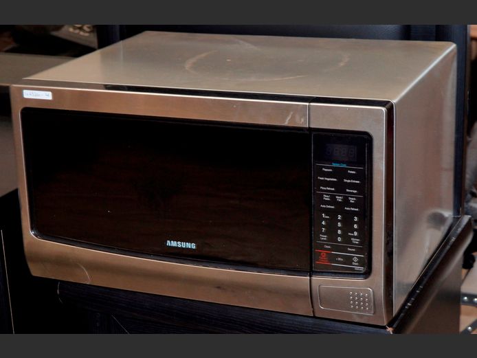SAMSUNG STAINLESS STEEL FINISH ELECTRONIC MICROWAVE [Switches on, no plate]