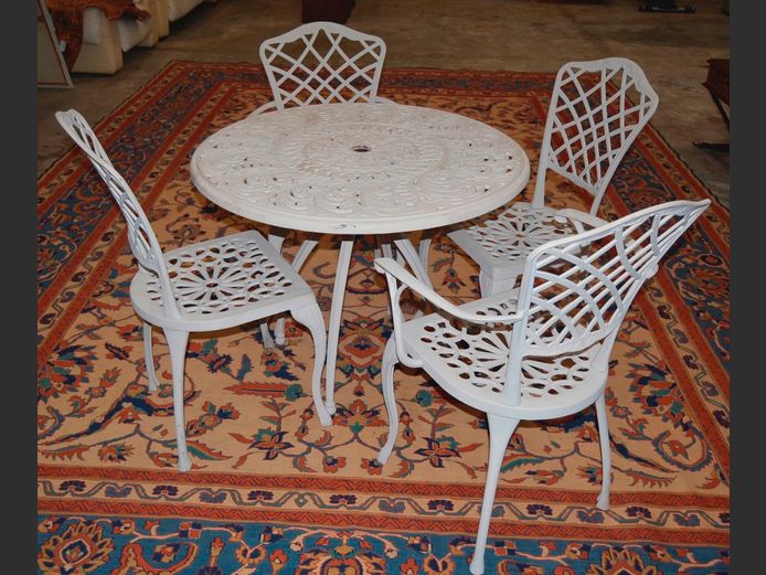 WHITE CIRCULAR CAST ALUMINIUM PATIO TABLE WITH 4 MATCHING CHAIRS, 92cm Diameter x 73cm High