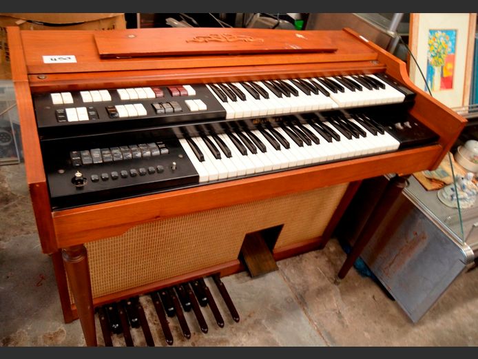 LOWREY TS88-R ORGAN [1 key down, 1 key missing]