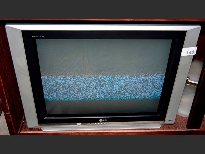 LG PLATINUM TV WITH REMOTE [Switches on] ### LICENCE PLEASE ###