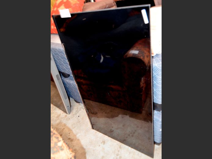 HISENSE 43" L.E.D. TV [Switches on, screen cracked] [#: 378435391] ### LICENCE PLEASE ###