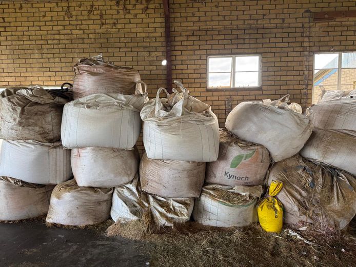 Ou kunsmis - 234 oud 16 Half ton Sakke - ± 8 ton