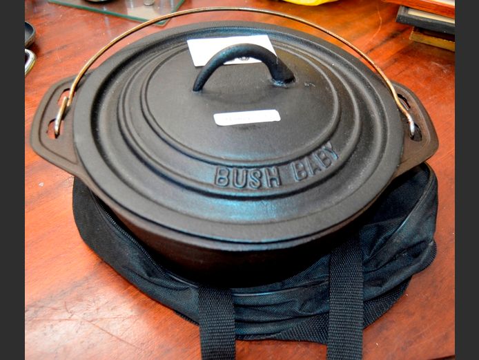 BUSH BABY CAST IRON FLAT BOTTOMED POTJIE POT WITH BAG, 25cm Diameter