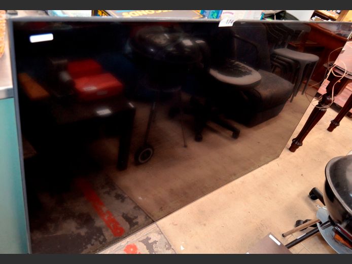 SAMSUNG 85" TV [Switches on, untested further, screen scracked] [#: 422297172] ### LICENCE PLEASE ###