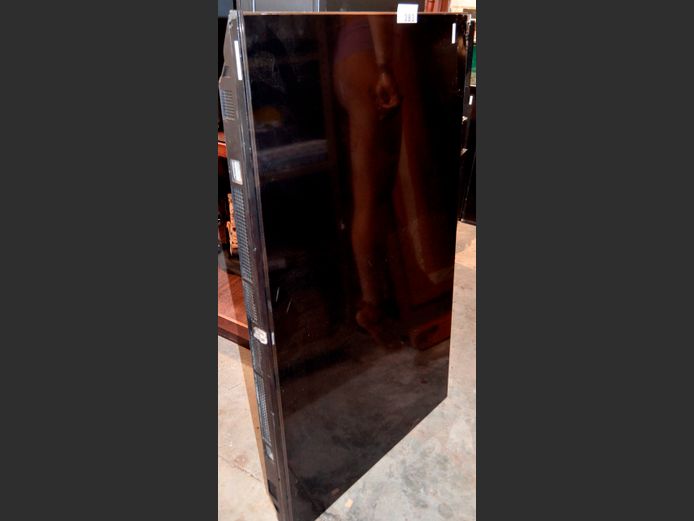 HISENSE 55" TV [Switches on, Screen cracked] ### LICENCE PLEASE ###