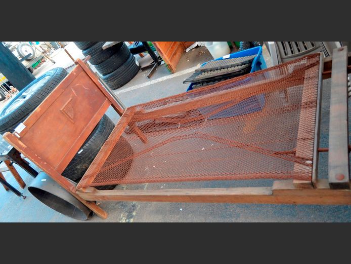 VINTAGE OAK SINGLE BED WITH HEAD- & FOOTBOARD [No mattress]
