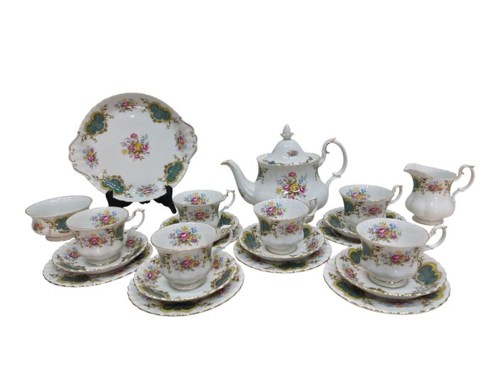 Mid-20th Century Royal Albert "Berkeley" Fine Bone China Tea Set (22-Piece)