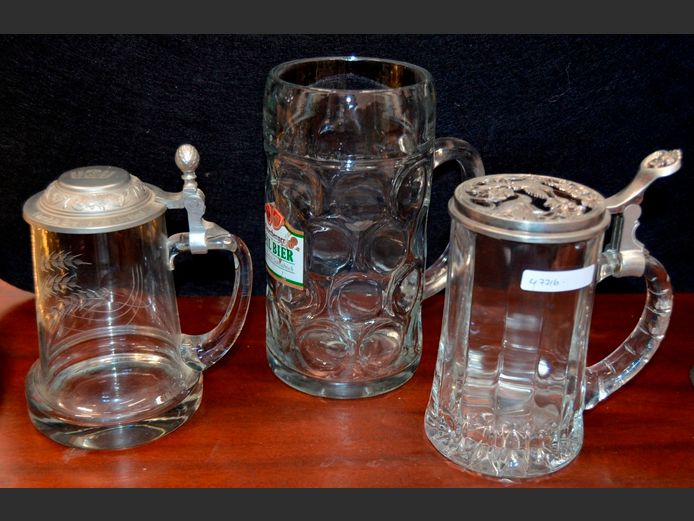 LOT: 2 x GLASS BEER STEINS WITH PEWTER LIDS & A LARGE GLASS BEER MUG